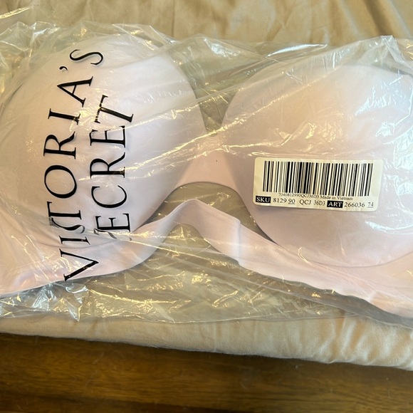 Victoria’s Secret incredible bra 36DDD NWT - Picture 2 of 4